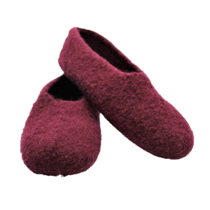 Rote Filzschuhe in schlichter Form, ohne Schnürsenkel, ideal für den Innenbereich und gemütliches Tragen.