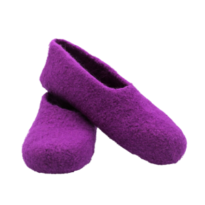 Lila Filzschuhe mit geschlossener Form, weich und warm, ideal für den Innenbereich.