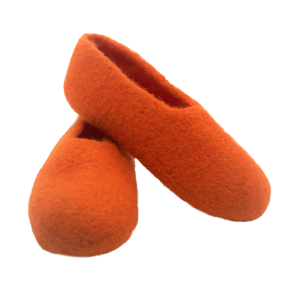 Orangefarbene Filzschuhe mit runder Spitze und ohne Verschluss, ideal für gemütliches Tragen zu Hause.