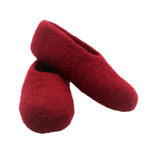 Rote Filzschuhe, weich und gemütlich, in geschwungener Form, ideal für den Innenbereich.