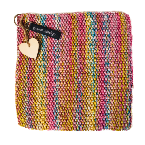 Bunte, gewebte Tasche in Pink-, Gelb- und Blautönen mit einem Holzanhänger in Herzform und dem Label greiner.design.